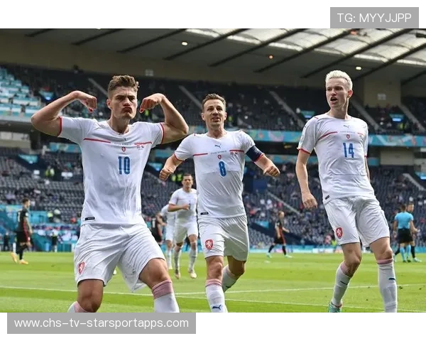 希克称赞后卫群体：他们今天防线非常坚固，希克是哪个国家的球员